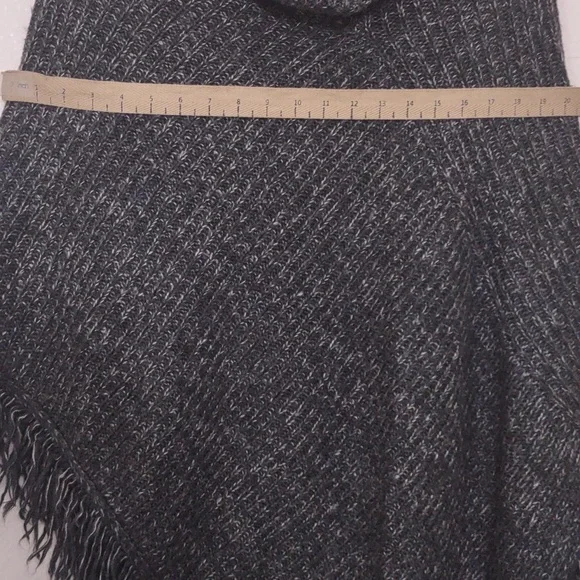 SLIGHTLY USED ONETHELAND PONCHO DARK GRAY SIZE MEDIUM 100% ACRYLIC - Picture 9 of 12